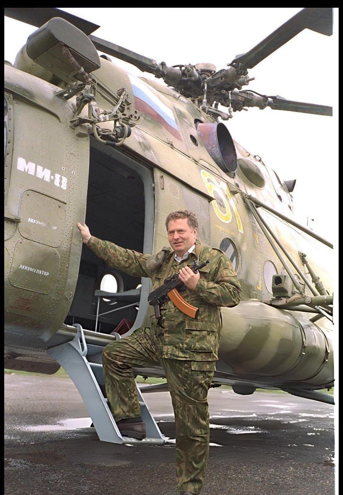 1995年，俄罗斯政治人物弗拉基米尔・日里诺夫斯基身着迷彩军装，手持突击步枪，