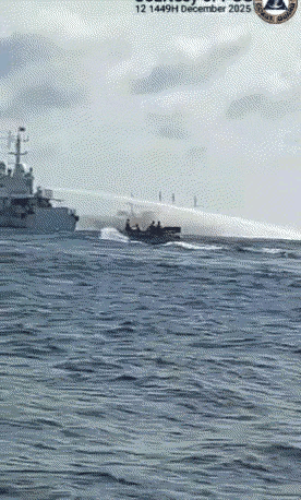 水炮就是给力！菲律宾20艘船冲闯仙宾礁，中国海警果断出手，菲方3人当场受伤