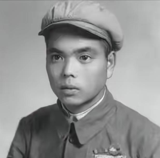 1950年，一名人高马大的土耳其士兵，见志愿军战士董明德筋疲力尽，便想趁机弄死董