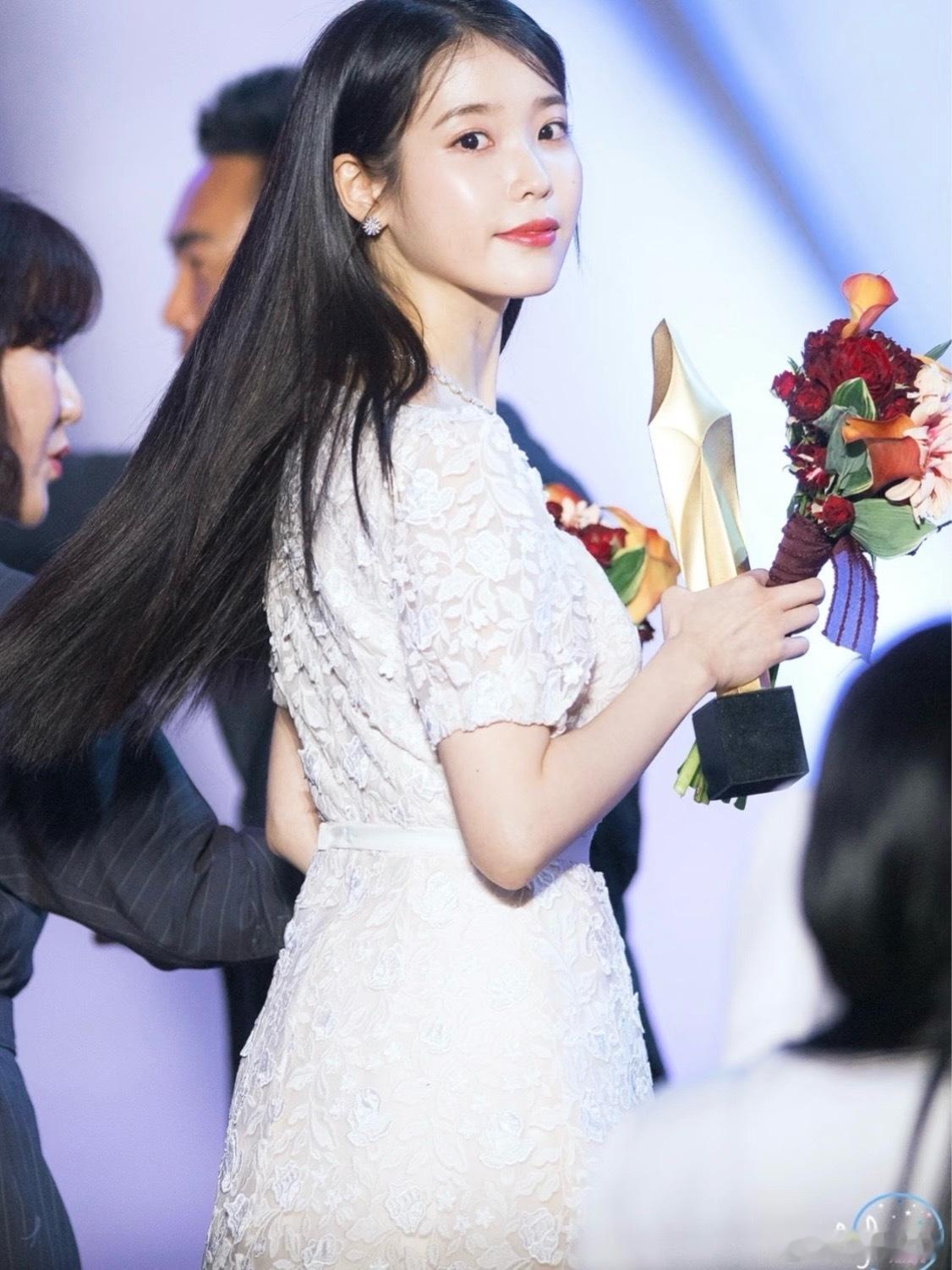 百想红毯就是今天！！！！！！我支持IU拿百想视后🏆知恩啊，拿大奖吧！！！！🙏