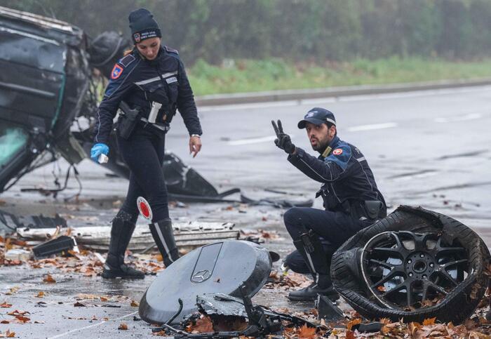 大G撞成这样，据说人没事。