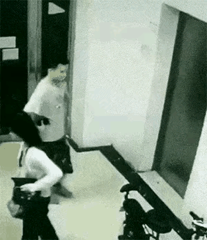 这是监控拍摄到的一幕，这行为举止太变态了，