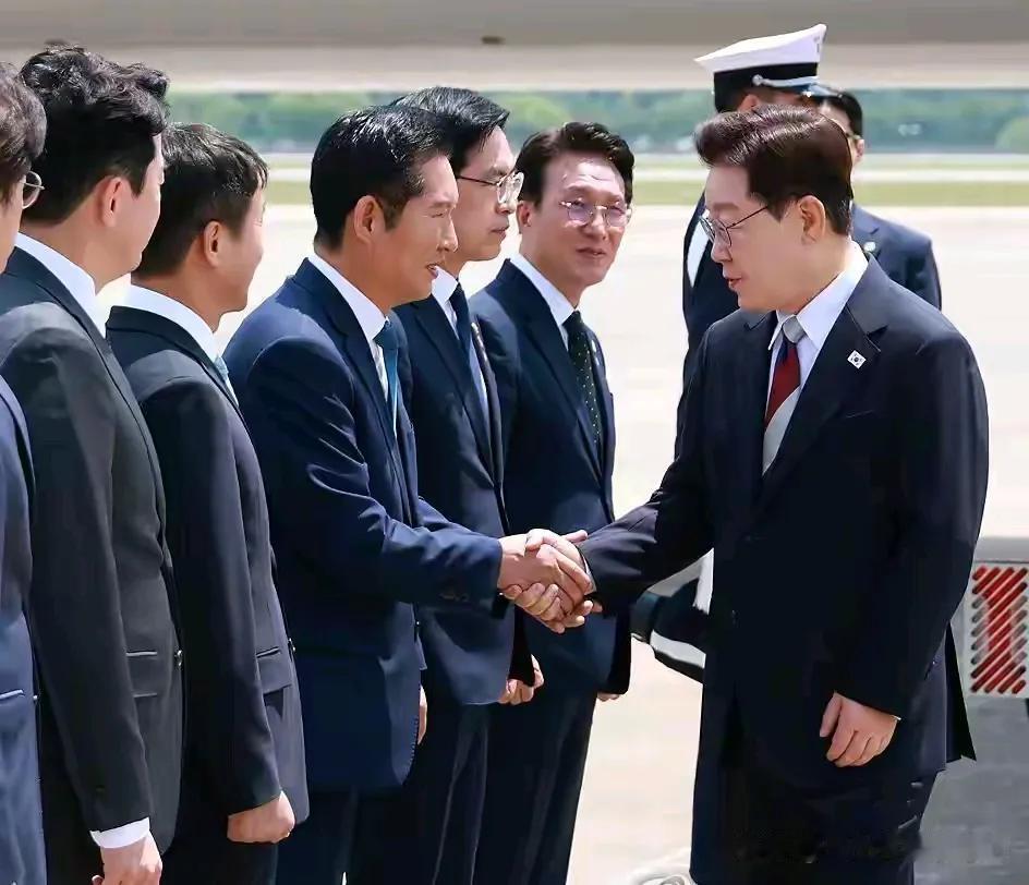 李在明结束欧洲访问返回韩国，国务总理金珉锡，共同民主党党首郑清来，院内代表韩炳道