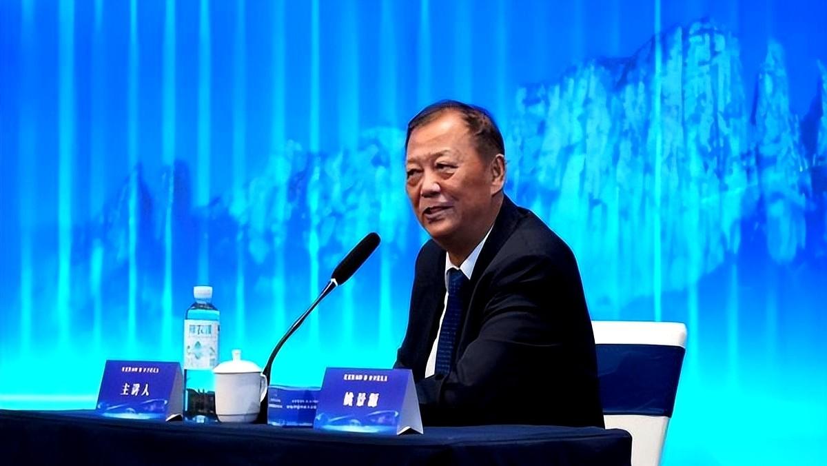 一个前统计局的大佬，在财经节目上，被主持人一个问题问住了：怎么才能涨工资？现场