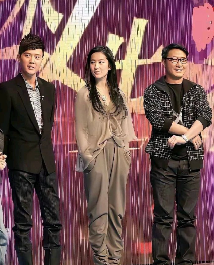 才发现黎明个子不高，竟然与身边的女星一样高！​​​