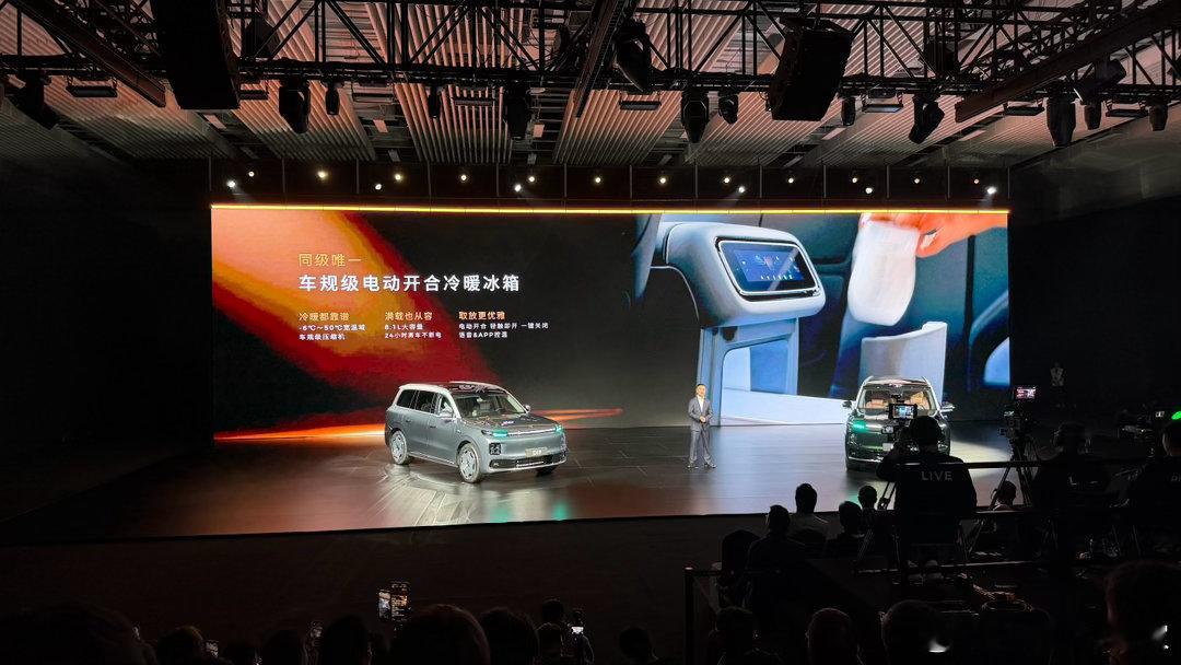 感觉零跑D19就像一块海绵，疯狂地吸收着行业中的优秀理念。比如乐道的大前备舱，玩