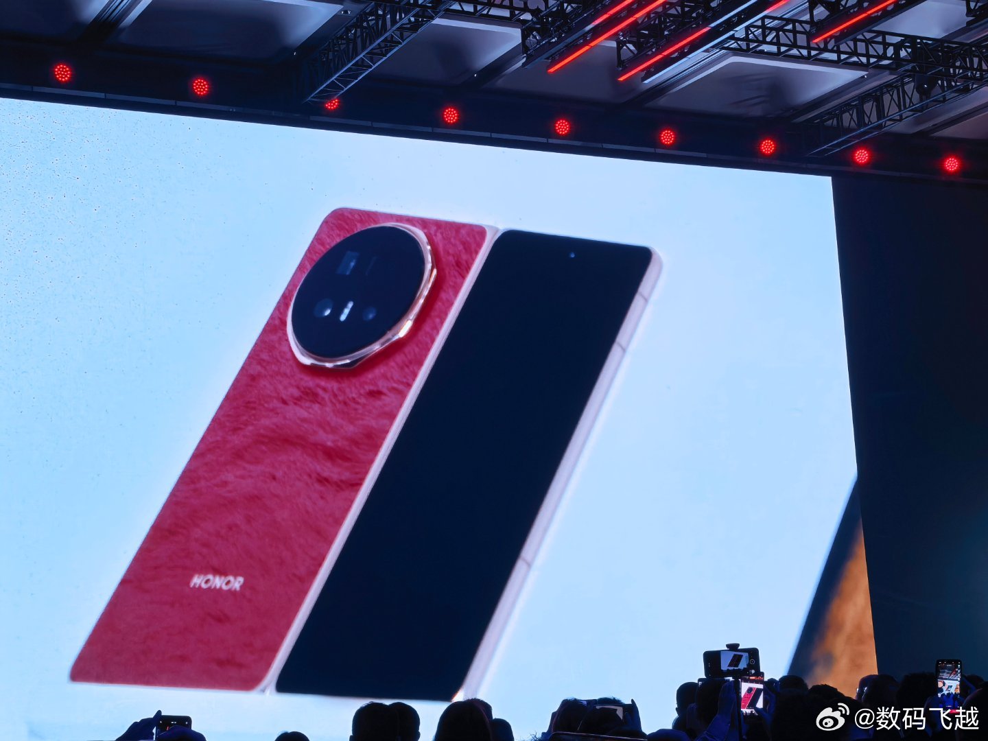 好家伙，今晚荣耀MagicV6发布会，竟然直接用电钻现场演示屏幕，现场对比太直