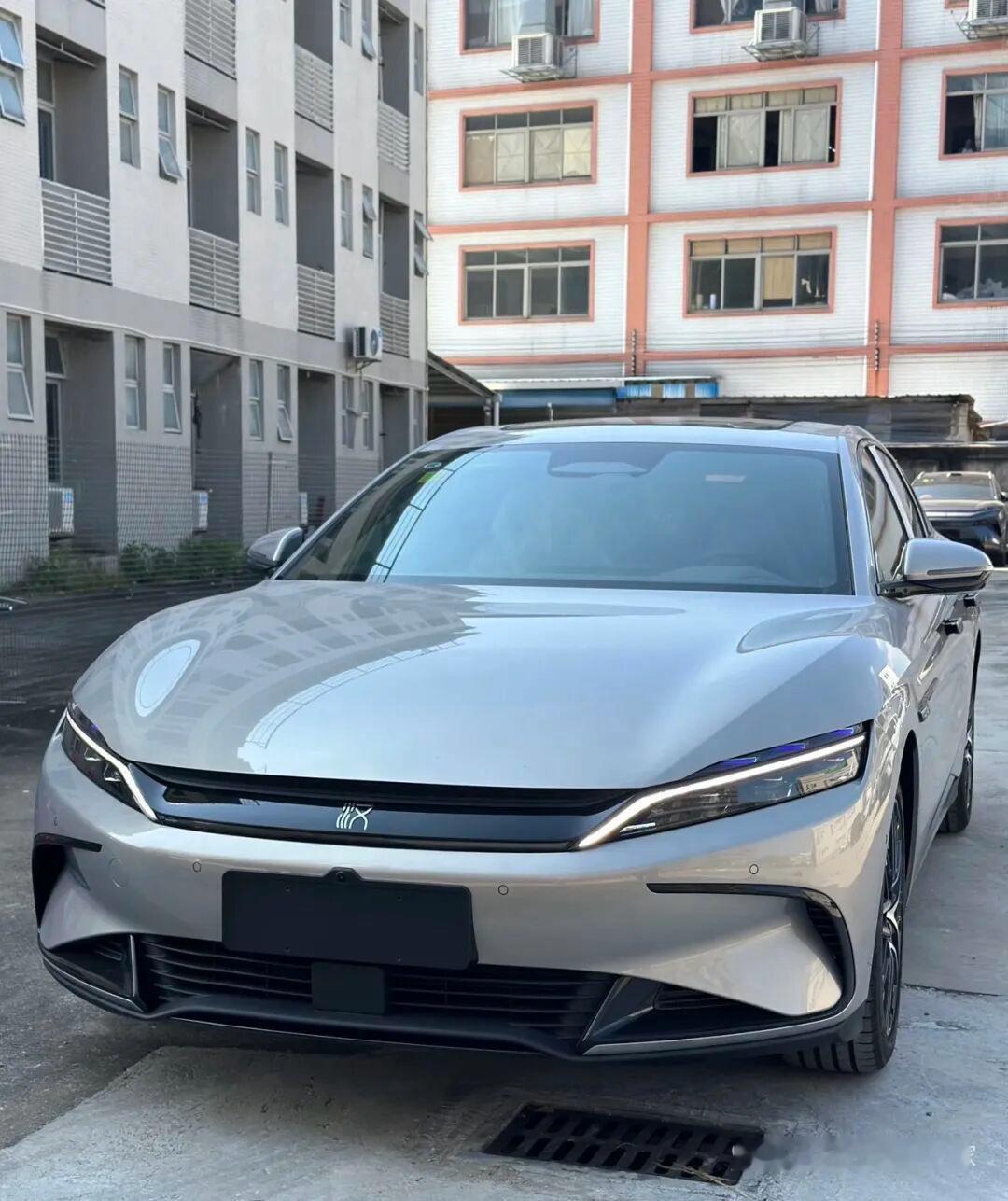 早上说了，大家可以先关注比亚迪汉，这不来了，新的颜色，新的内饰，还有新的智能化。