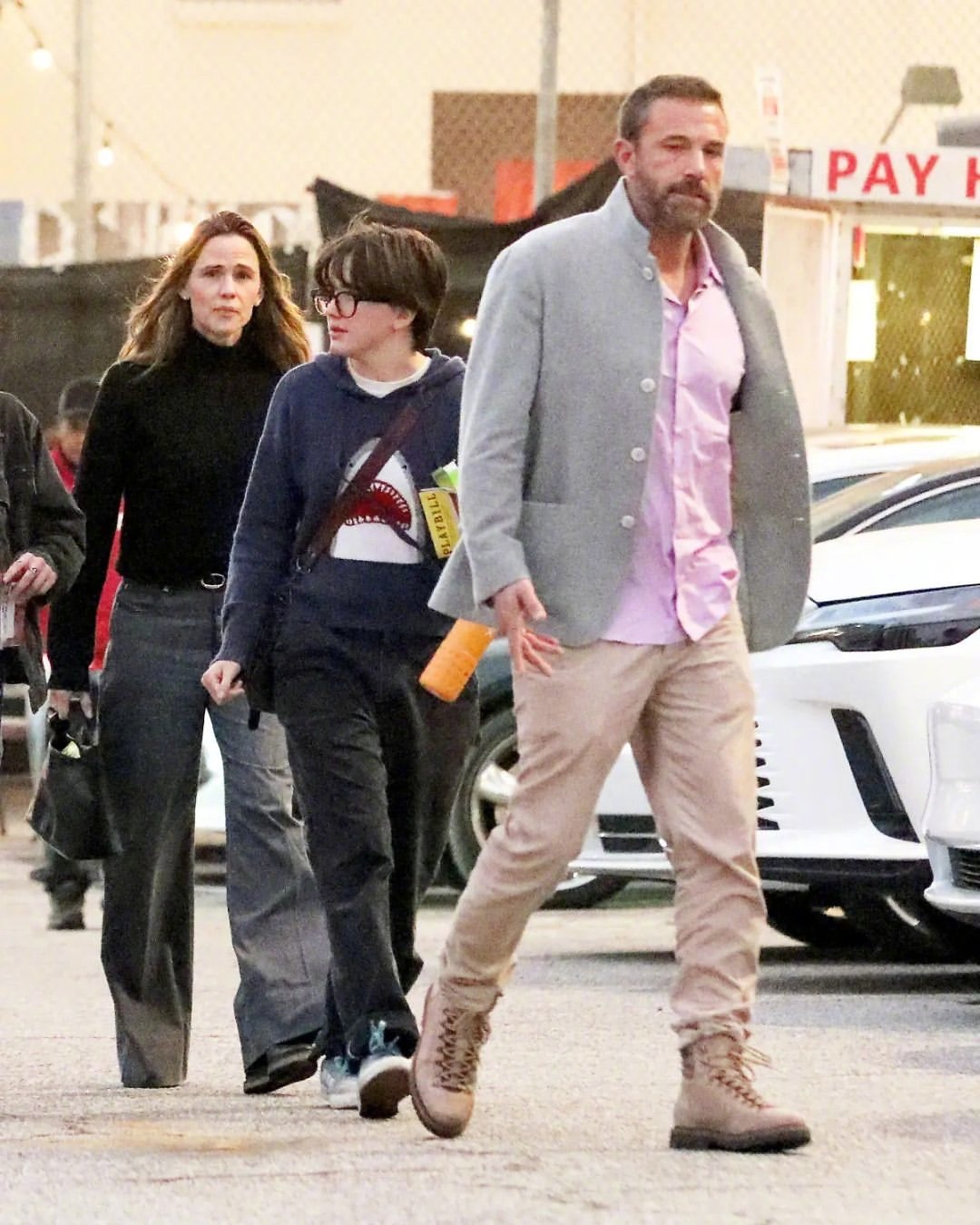 本·阿弗莱克与前前妻詹妮弗·加纳带着16岁的女儿塞拉菲娜一起现身洛杉矶好莱坞潘