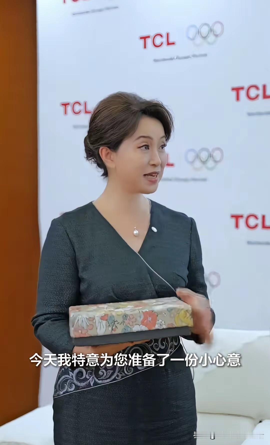 TCL的老板娘真的很有气质。这样的国际合作场合下，比自己的丈夫李老板还游刃有余