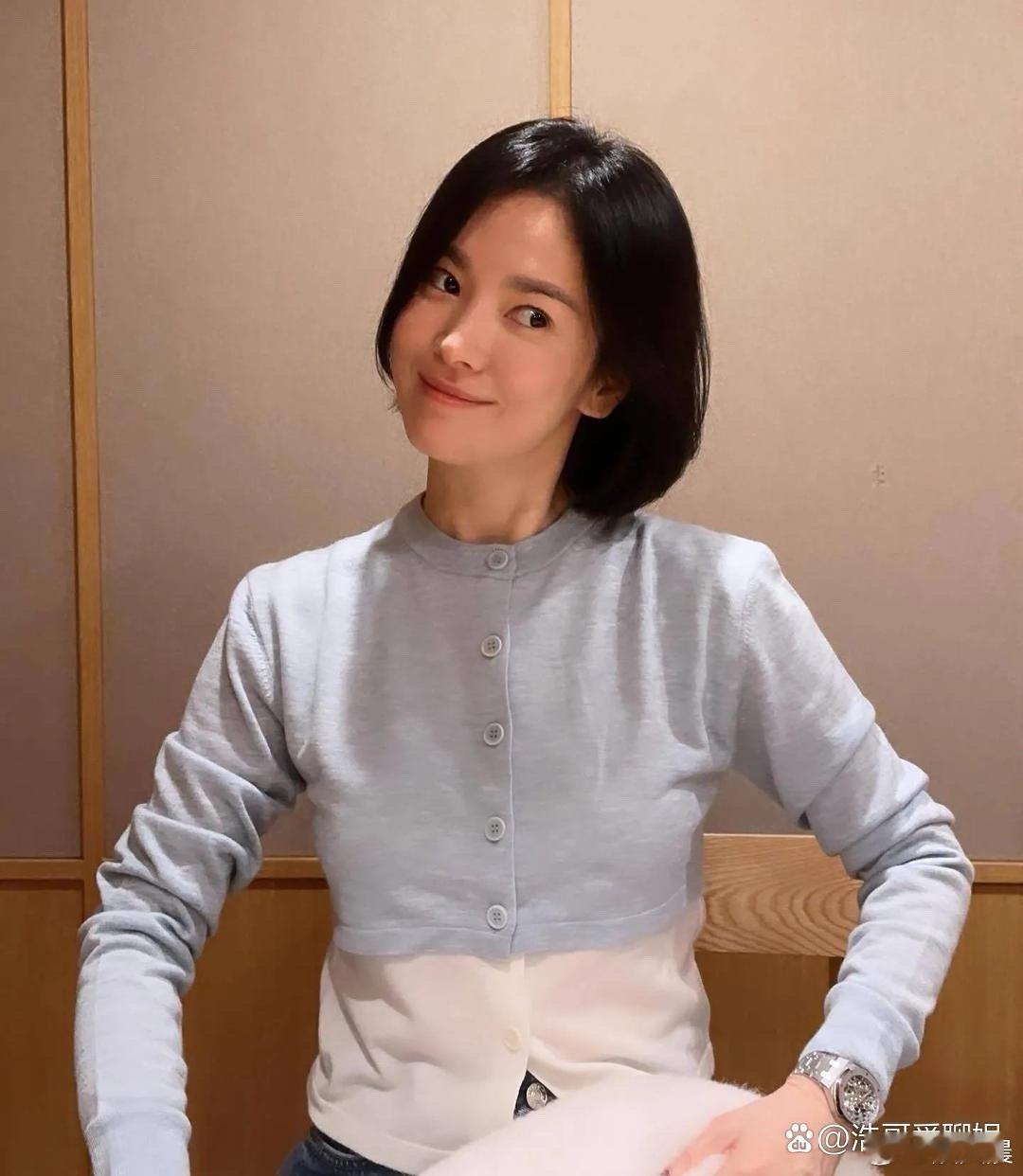 42岁宋慧乔与闺蜜李真相聚，新剪的短发利落又减龄，整个人纤瘦精致，小脸白皙嫩滑状