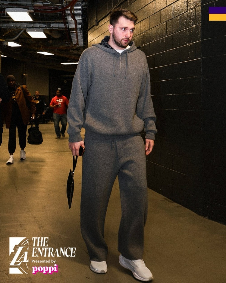 马刺vs湖人比赛还没开打呢，热搜就挂上了。湖人不怕对面全主力，就怕有球星缺席，