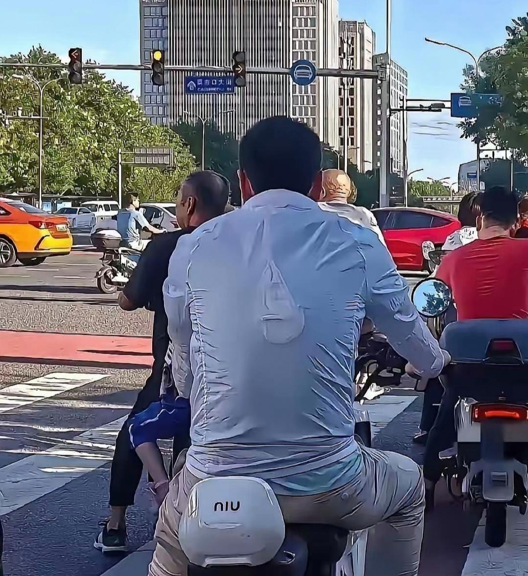 兄弟，这下妥了，都知道你成亲的事了！消息传得是真快，比咱村头大喇叭还管用。昨儿