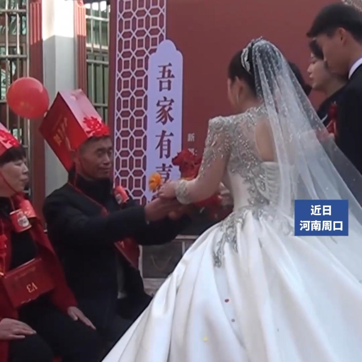 河南周口的一场婚礼上，在寒风中新娘冻得直打哆嗦，新郎爸爸二话不说直接把自己的外套