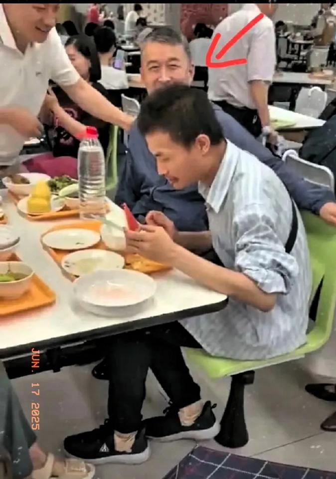 好过分！韦东奕吃饭被轮流拍照，他被严重打扰，网友：太不尊重人了！6月16日，