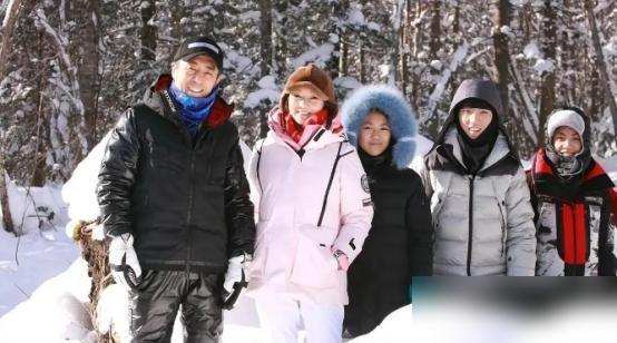 74岁的张艺谋蹲在地上给老婆拍照，自己都忍不住吐槽看起来像“祖孙三代”。31岁的