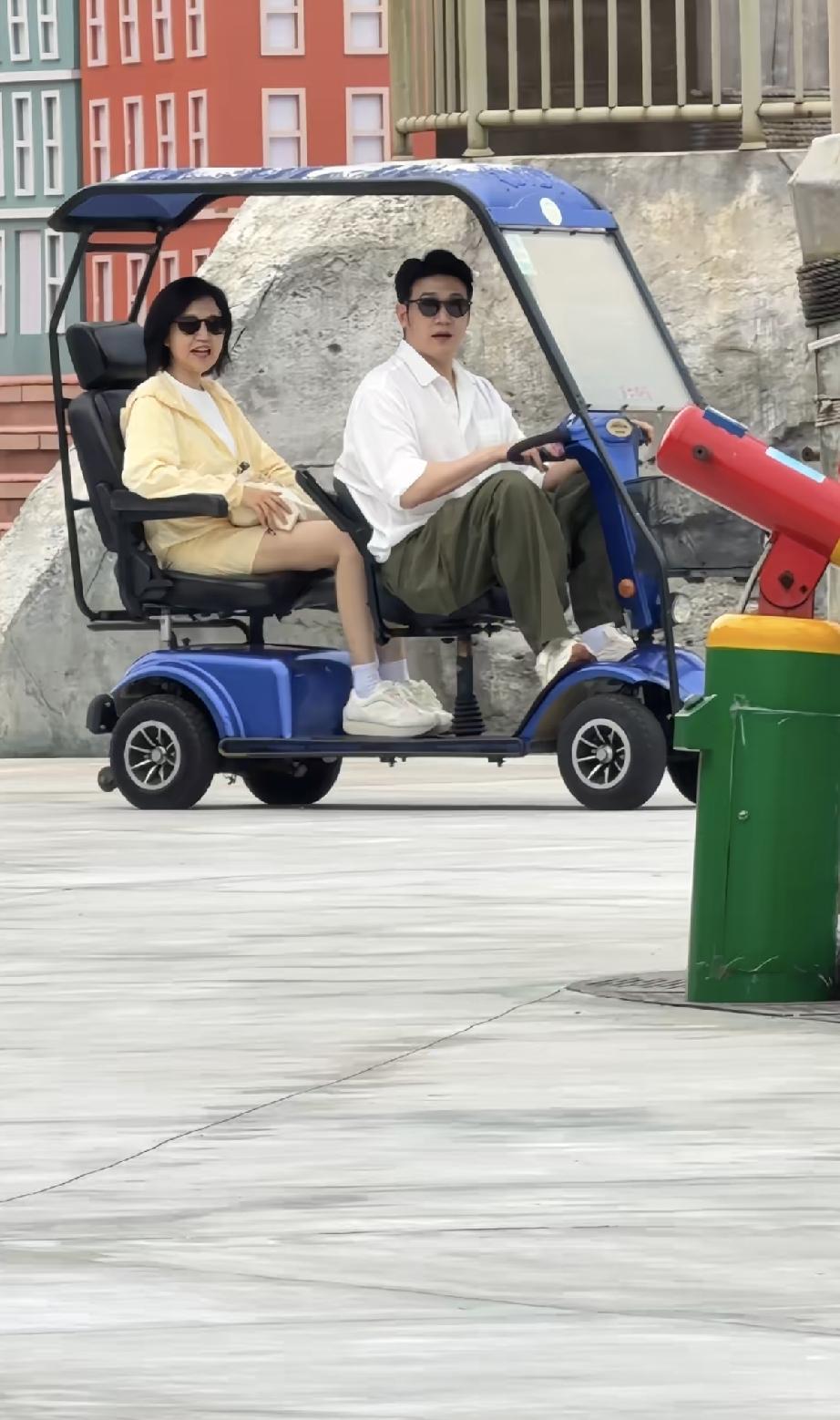 8月21日，陆毅与鲍蕾在南京欢乐谷被偶遇，陆毅真是发福了，往那儿一坐，有种油腻大