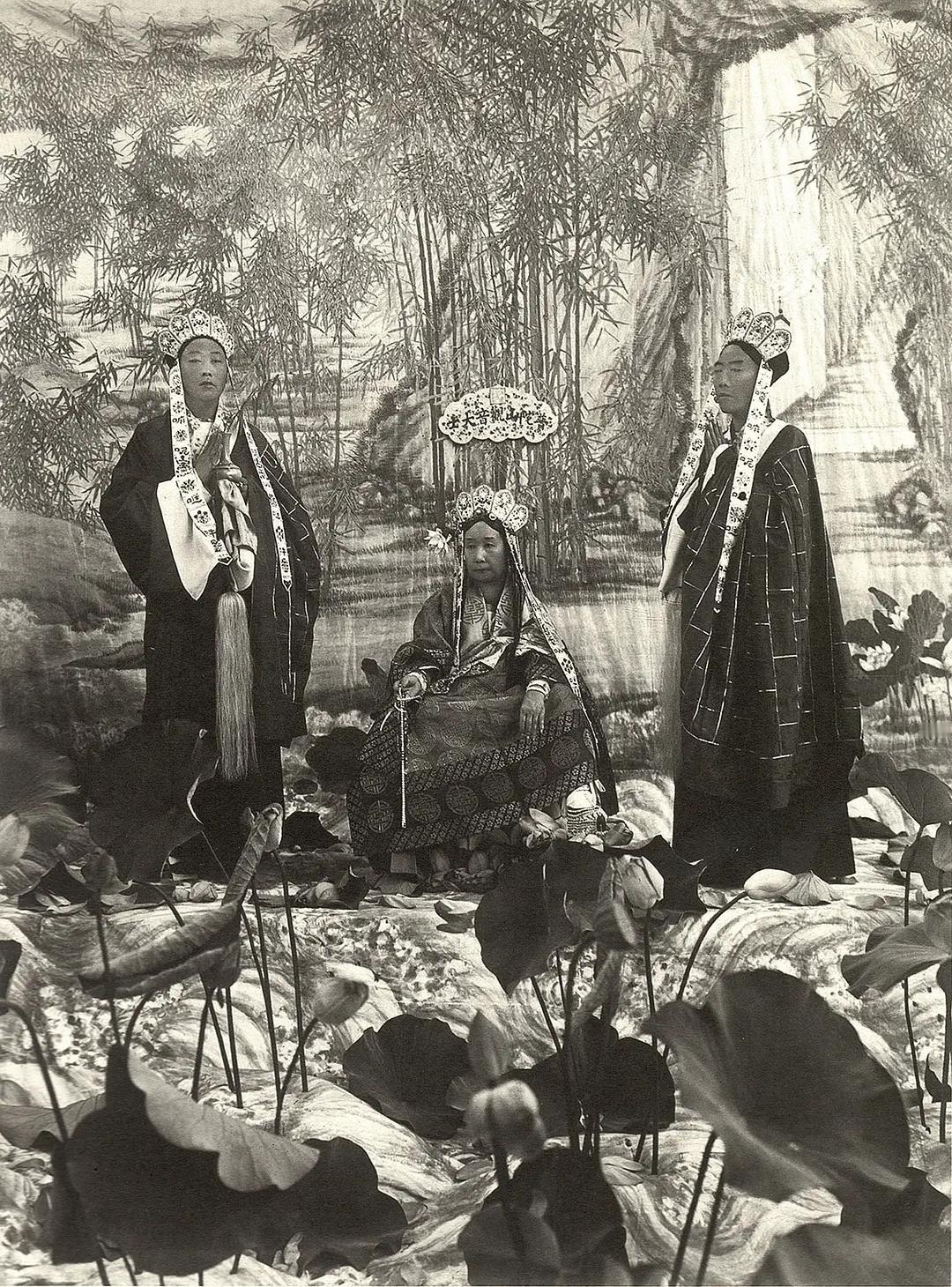 1903年，慈禧太后在颐和园留影，左侧站立者是太监崔玉贵，右侧站立者是太监李莲英