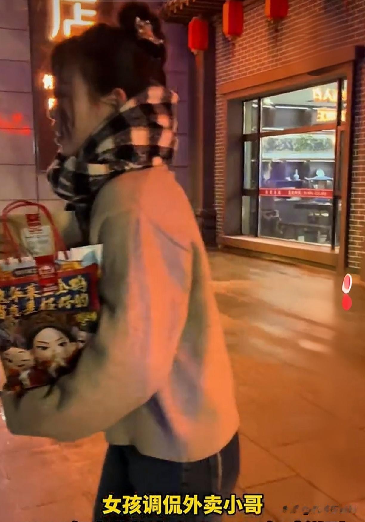 跨年夜外卖迟到，女孩一句玩笑暖哭全网：小哥，你专程陪我跨年啊？跨年夜，家家户