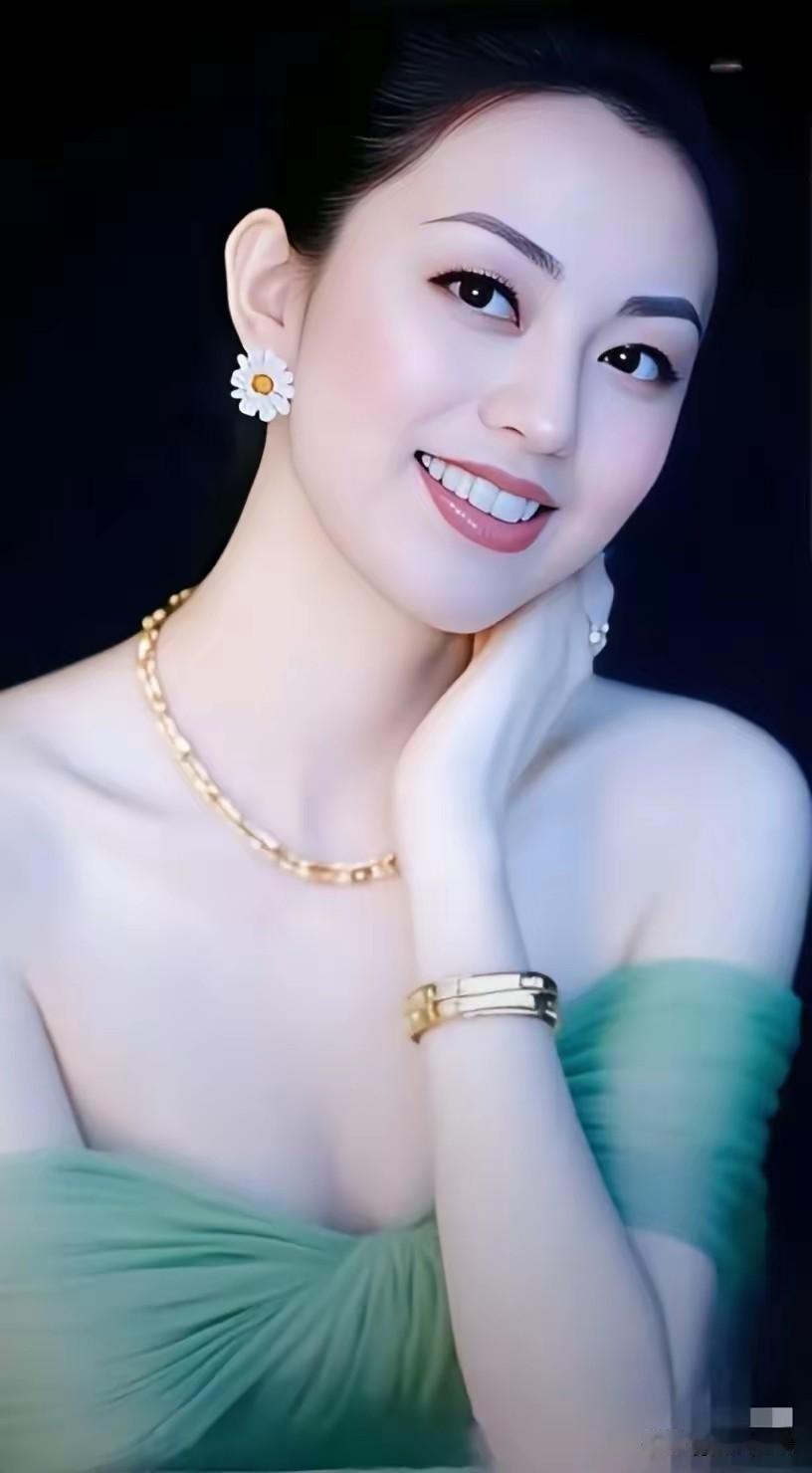 优雅绿裙，闪耀耳环，甜美笑容，完美搭配！