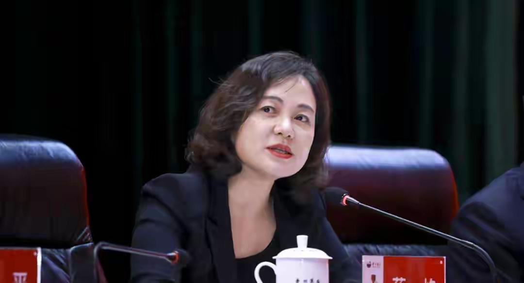 茅台的副总，财务总监，董事长秘书蒋焰，今年四十九岁，名副其实的女强人，在茅台总厂