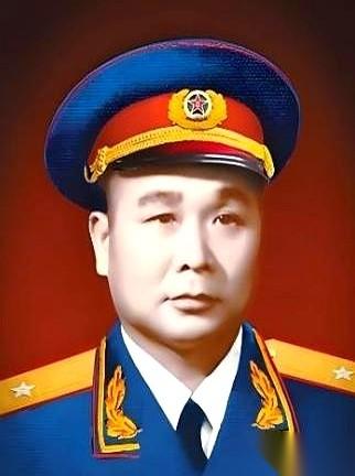 两千土匪摆酒投诚，头子一脱大衣，司令“啪”就把酒碗给摔了。一桌子人全懵了。这