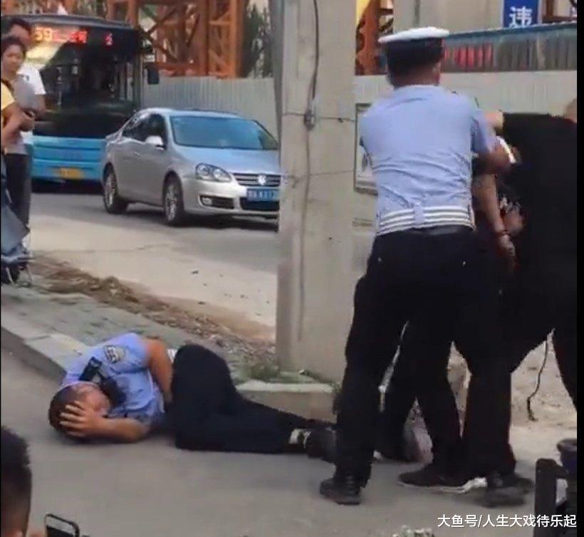 [标题][社会]呼和浩特一男子暴力抗法, 抬腿袭击民警裆部要害, 民警