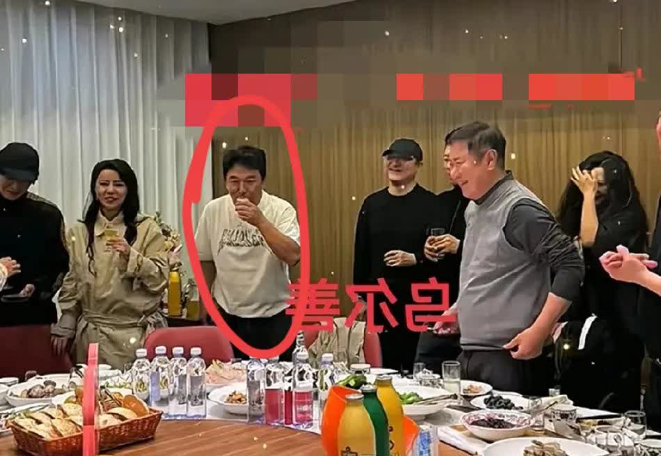 一觉醒来，黄渤天塌了！华表奖结束后，黄渤又聚餐了。黄渤