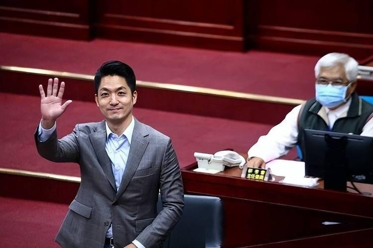 别人挤破头都想抢的国民党“一把手”交椅，居然被人当着镜头直接拒绝了。这位顶着巨大