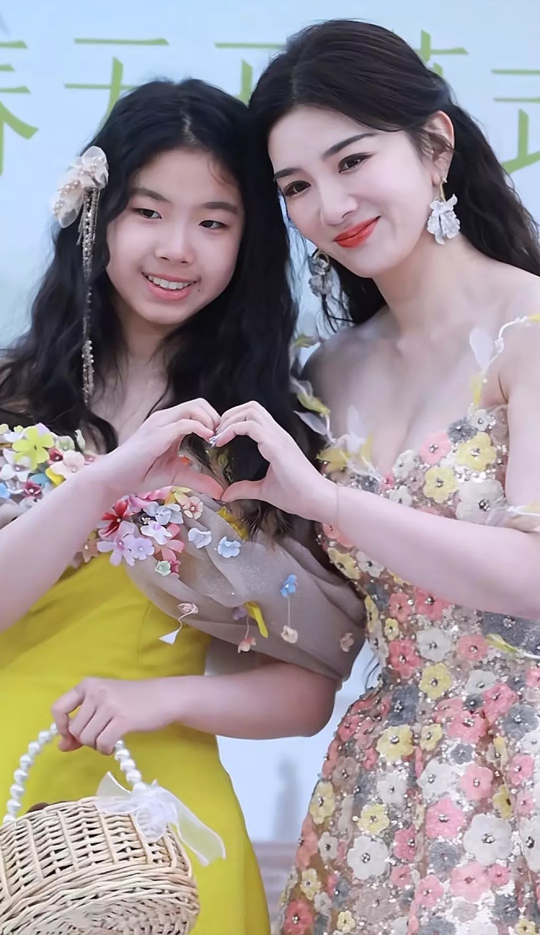 黄奕女儿这颜值化了妆可以入圈吗？黄奕真的太漂亮了，怎么就没遗传到一点，她爸也太拉