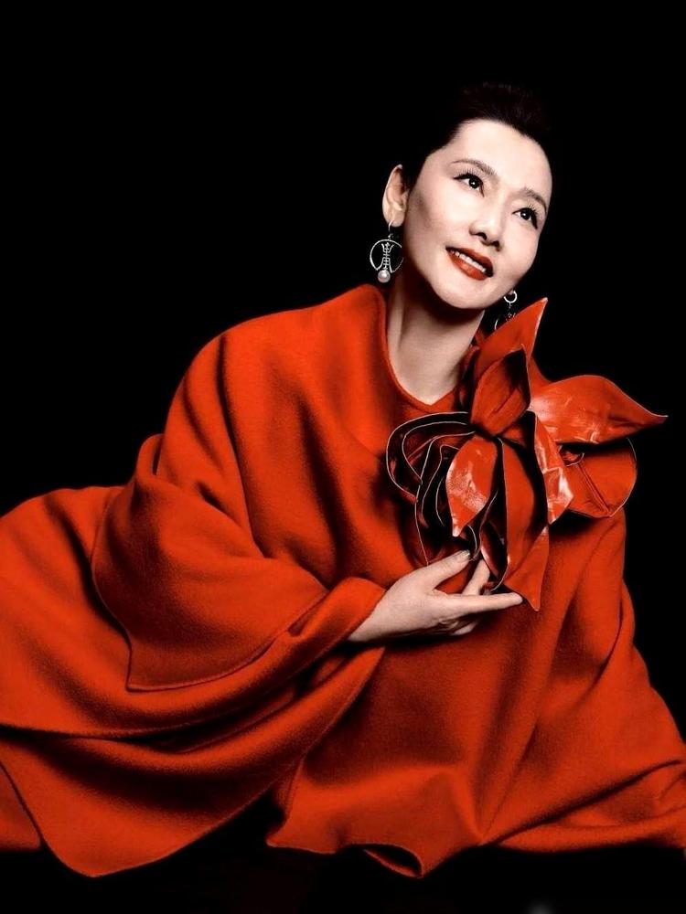 62岁的何赛飞，干了一件让内娱红毯“没面子”的事。据说上海那天零下5度，红毯两边