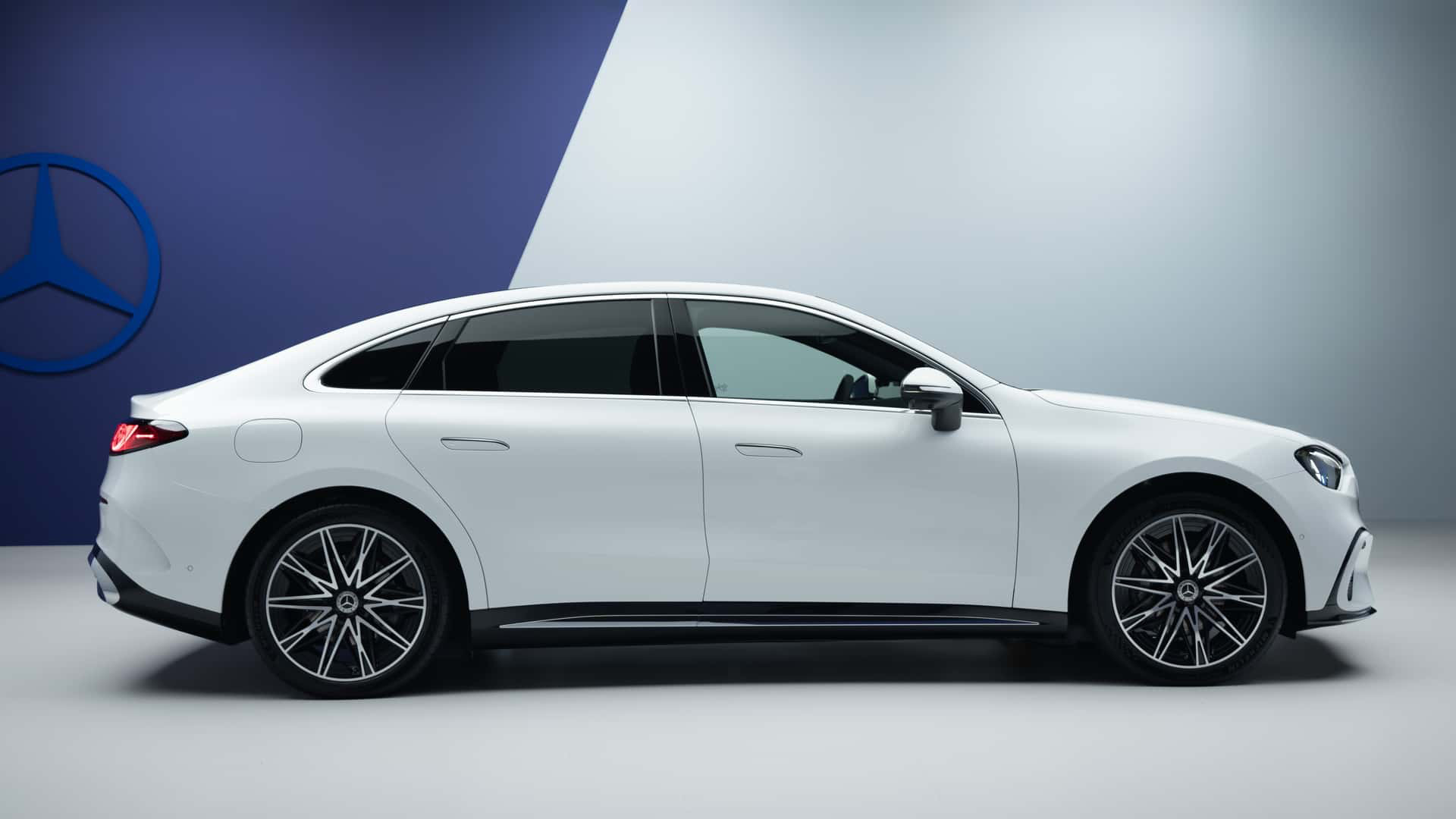 奔驰纯电C级首发，C4004Matic双电机四驱。最大功率：482马力峰值扭