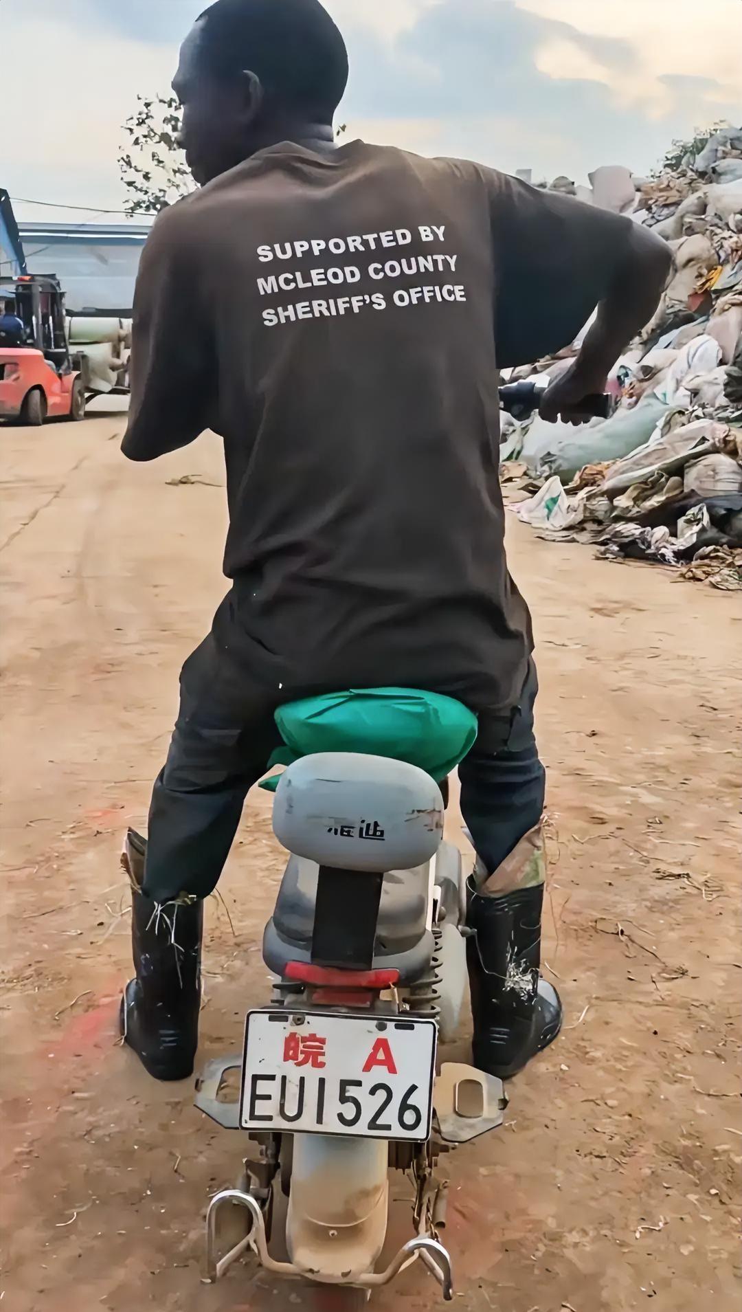 就说别看国外新闻，网友们非得不听，现在闹心了吧。国内电动车出现在非洲，连车牌都