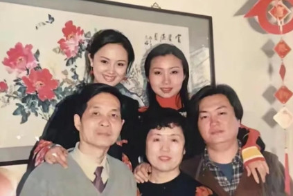 一对夫妻办完离婚手续后，两人都沉默着。没想到，女子回到卧室，收拾好东西就在她拖着