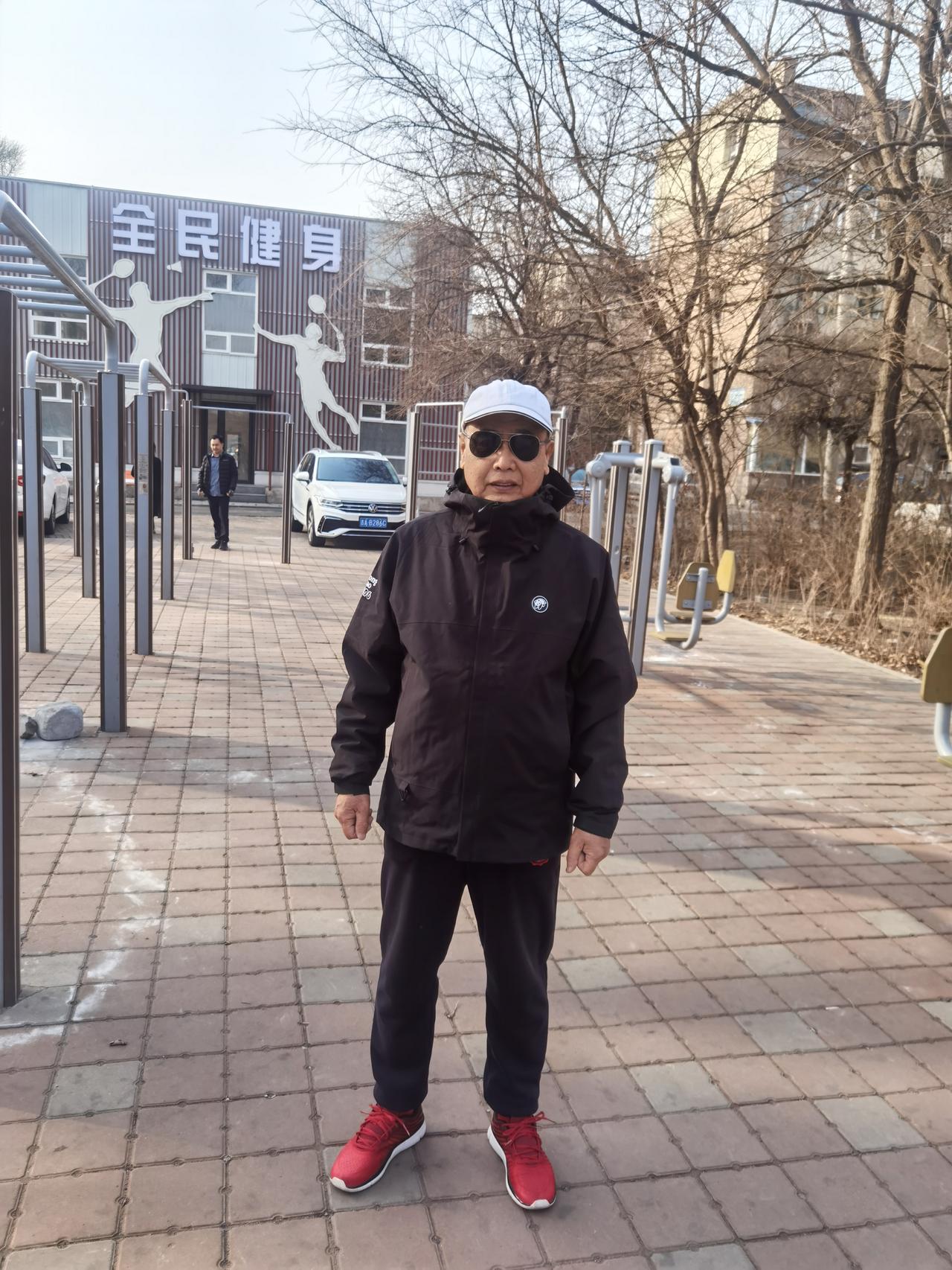 贾浅浅如镜子般照出一些人的低智为贾浅浅不当的剽窃、沽名钓誉的钻营行径，及其真实