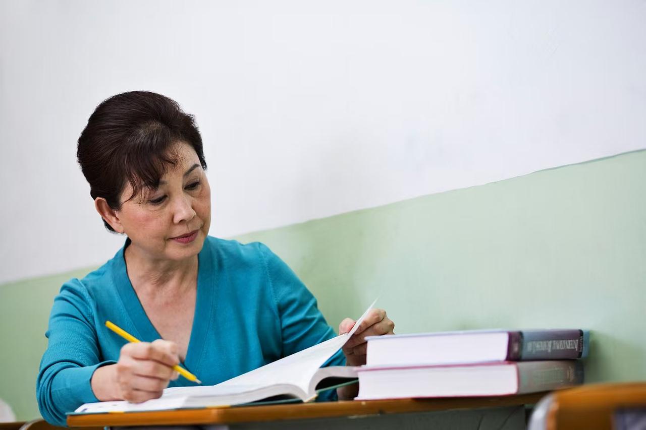 陕西西安，54岁女老师在民办高校教书18年，明明常年站讲台教思政课，学校却强制要