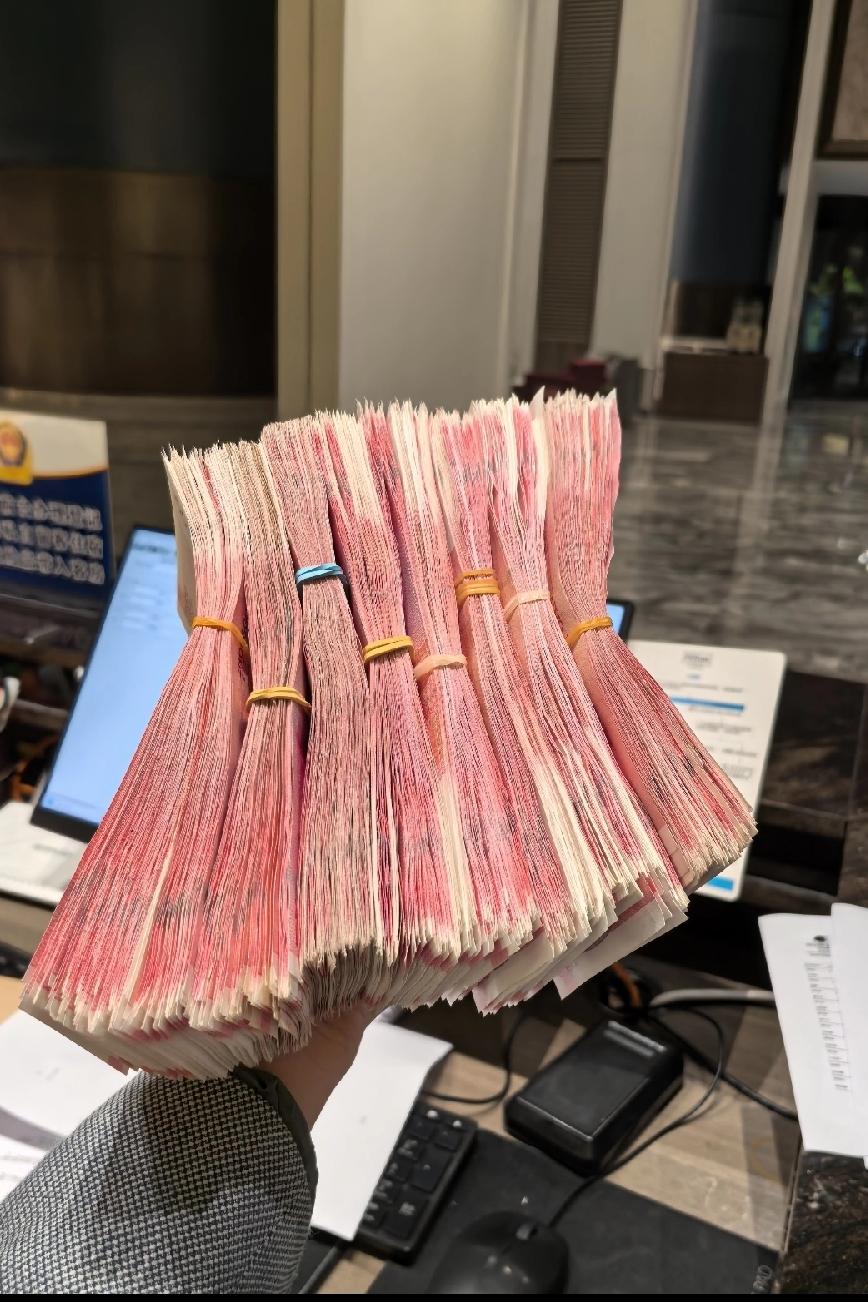 前年我表哥装修房子，差钱，从我这儿拿了八万。自家亲戚，我没催过，也没提利息。