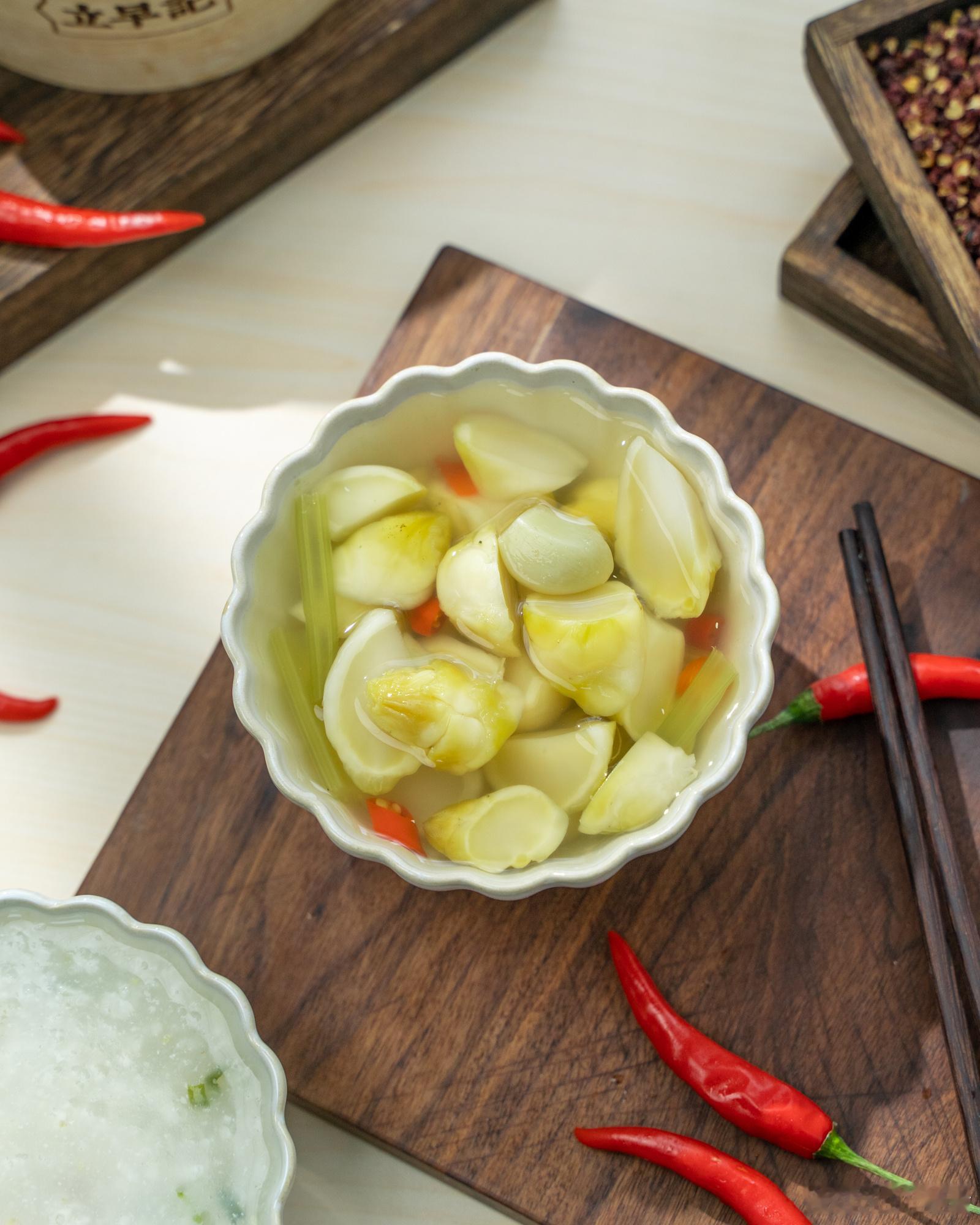 吃泡儿菜最佳的季节，餐桌上有一叠泡菜能多吃一碗。选用应季新鲜儿菜，酸辣脆爽解腻的