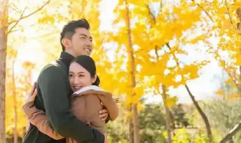 三十岁往上，女人对感情的门儿就没那么严实了，尤其是想不想让你抱，这事儿其实没啥玄