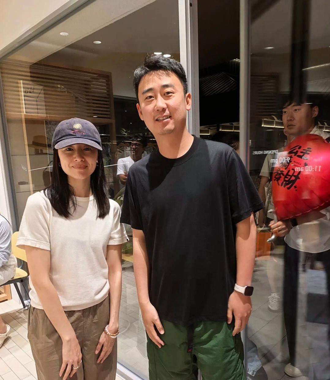 45岁董洁在秦皇岛一家服装店出现，她的素颜状态真好，身材太瘦了，像营养不良，还是