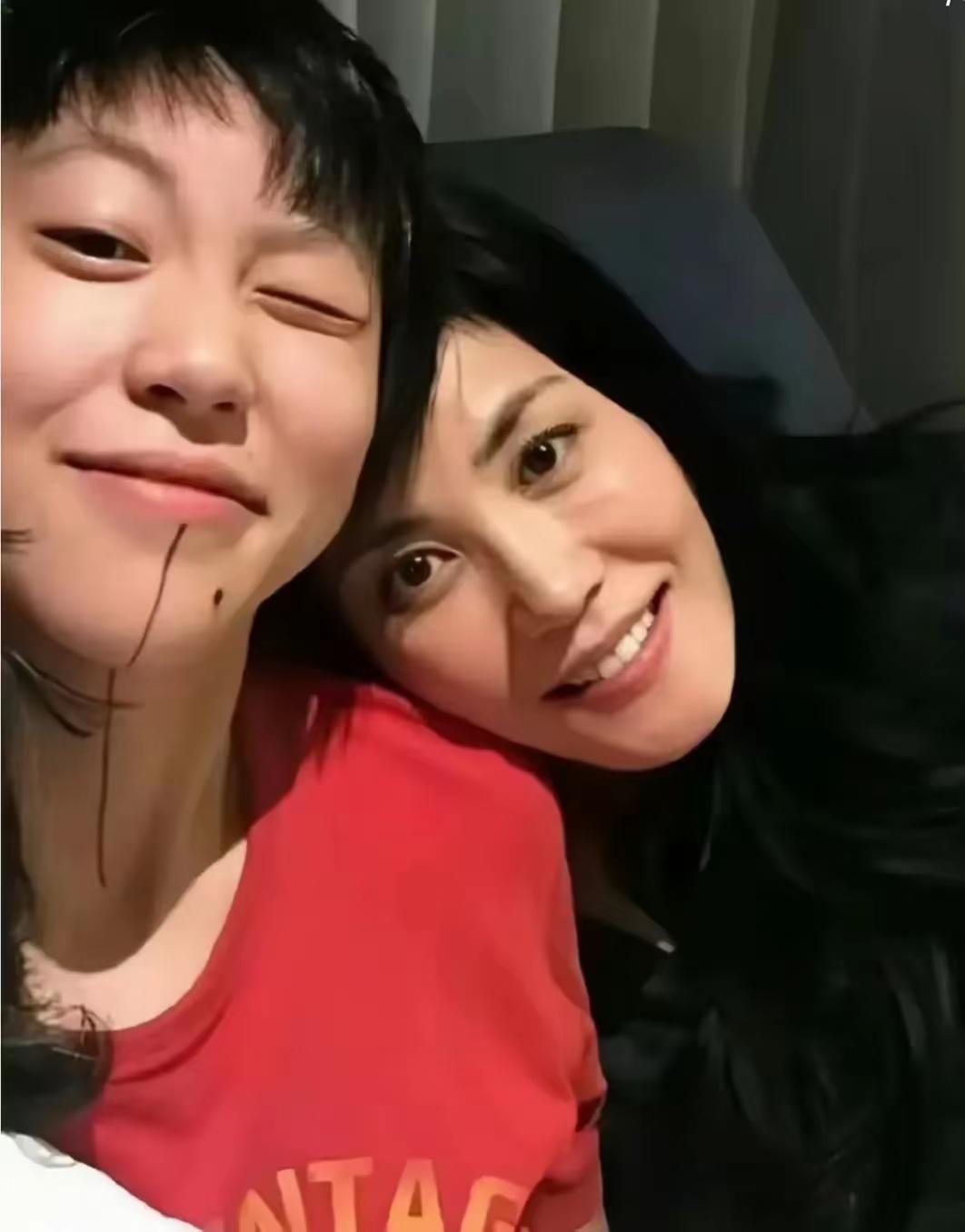 相比妈妈和姐姐，李嫣的穿衣风格更大胆，从不吝啬秀出自己姣好的身材，透视装，