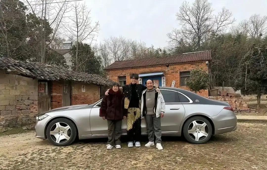 不懂就问，开着几百万迈巴赫的人，住的房子能这么差吗？你们觉得呢