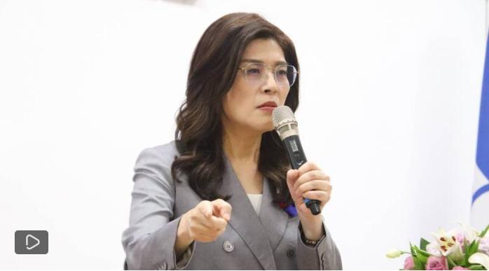 为何国台办不再主动回应郑丽文？信任耗光，全是自己一步步造成。把时间拨回4月份