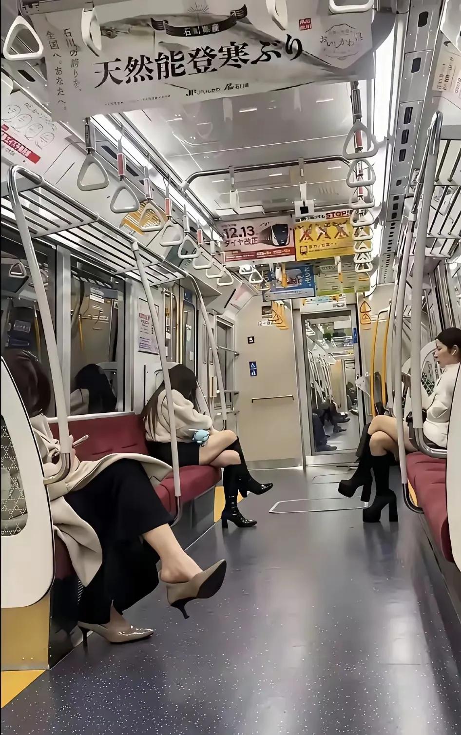 日本地铁看着很奇怪，这节车厢就几个女的，另外一节挤满了男的，难道分男女车厢吗？这