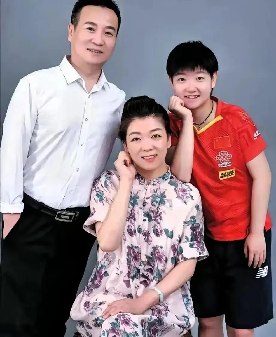 孙颖莎爹妈是真低调！从没上过热搜，当年靠三轮车送她练球、自行车接她回家，妈妈说“