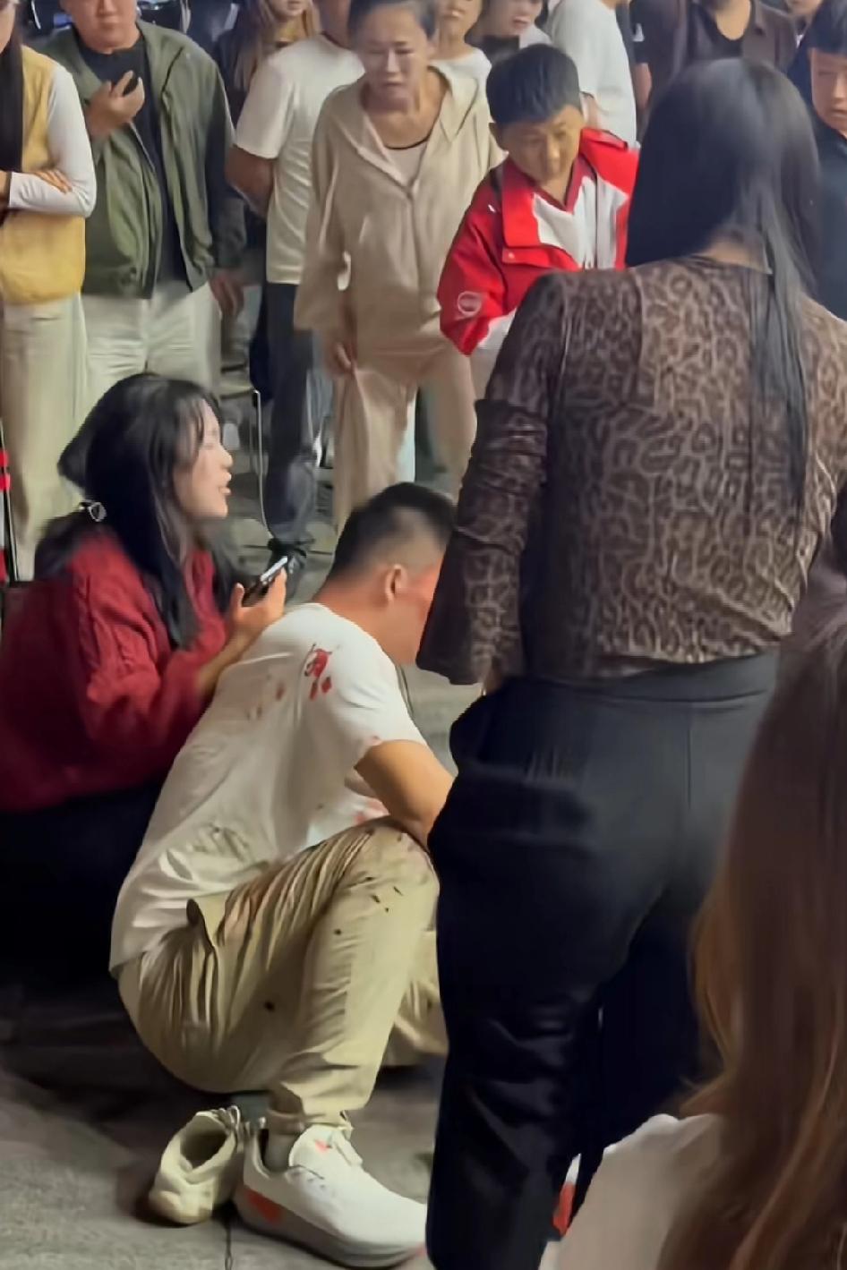 露天烧烤不能抽烟吗？烧烤烟闻得，烟就闻不得？真霸道，只有一个想法：在外少惹事，要