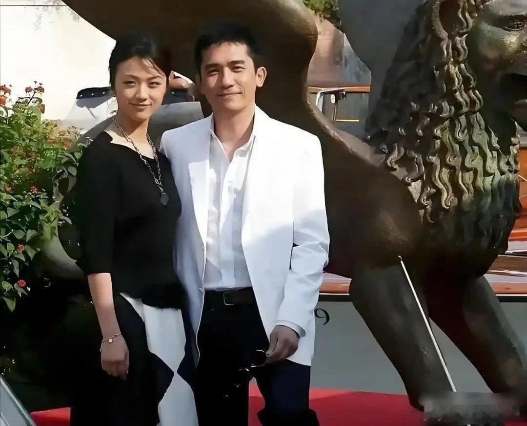 刘嘉玲看到这照片，估计也会吃醋吧？那个时候大家都很年轻