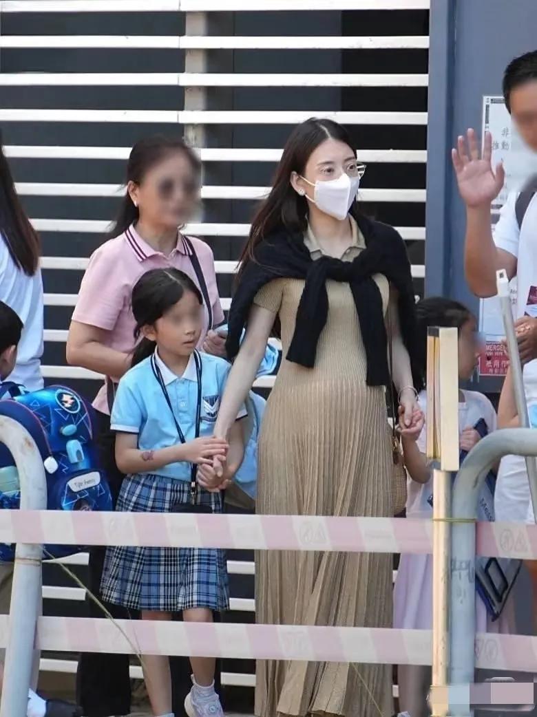 “天王嫂”方媛怀着孕肚送女儿上学，方媛可真是个好妈妈呀，孕肚都这么大了，还亲自接