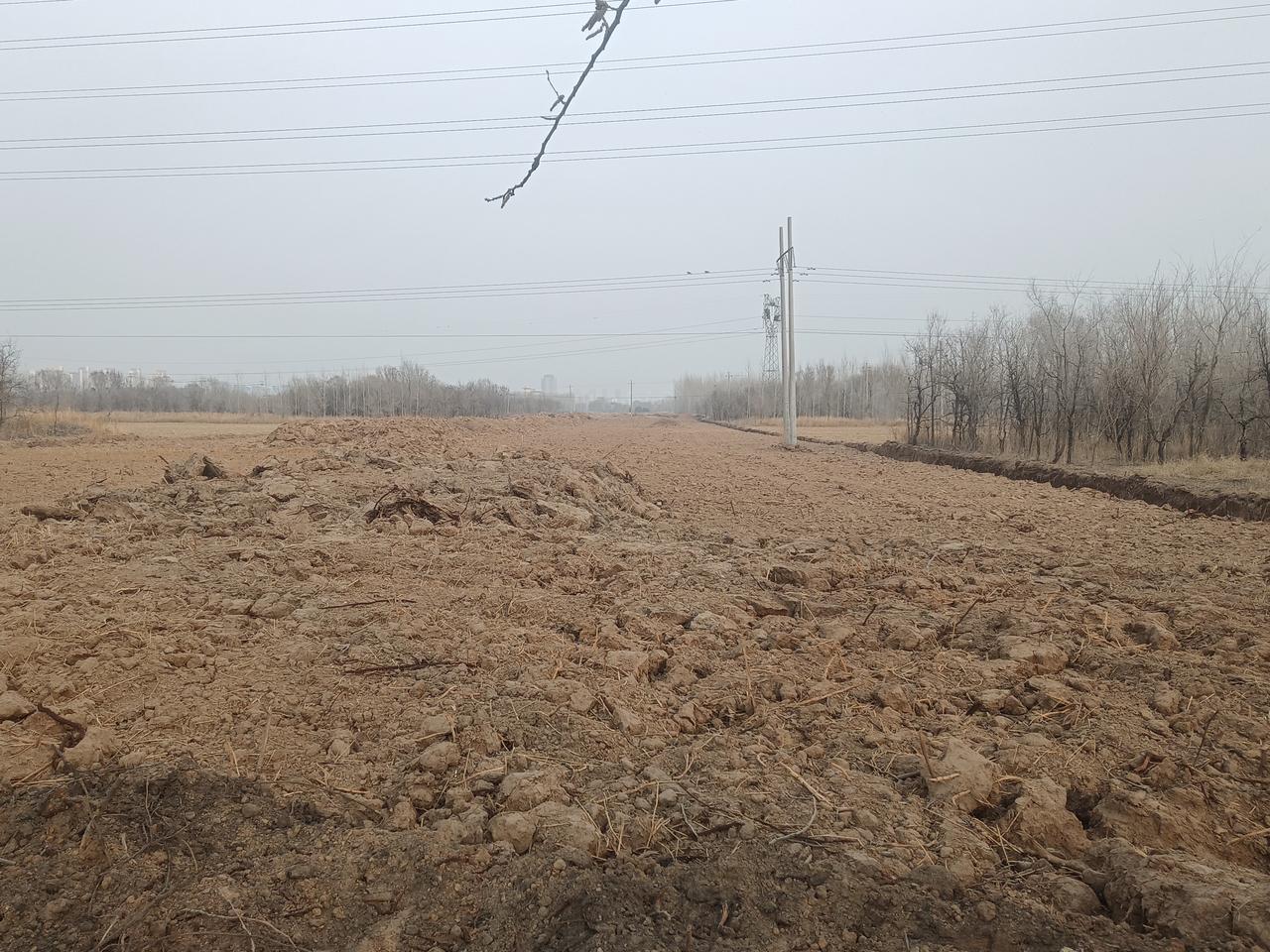 这就是传的沸沸扬扬的裕华路西延工程吗？这不就是一堆土吗？哪有公路的样子？没有