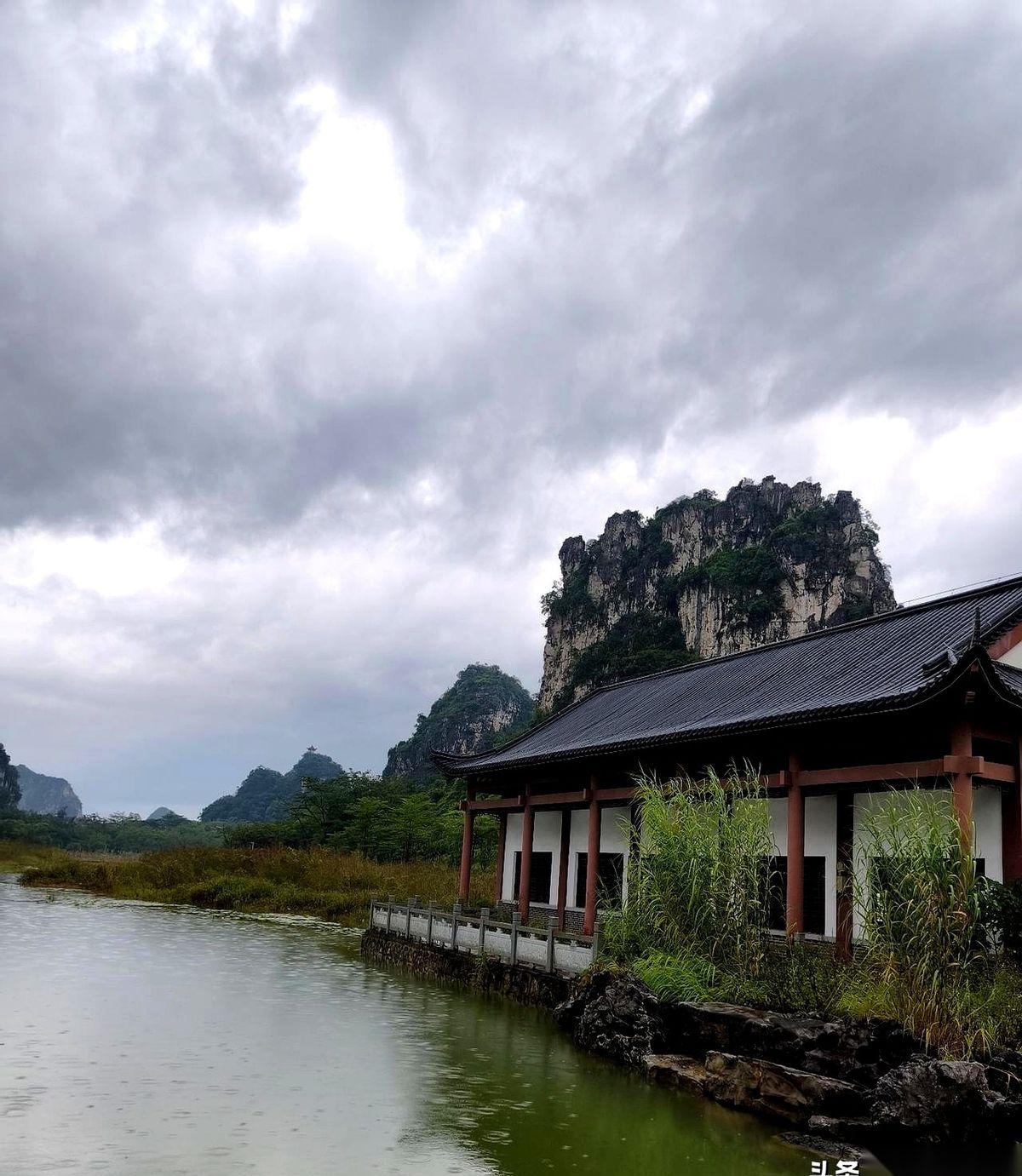 大盘红得都快烧起来了，我那朋友手里的票，绿得像一片大草原。一年了。他说他买的